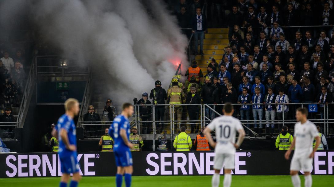 Derbyt på Gamla Ullevi stoppas efter brand på läktaren