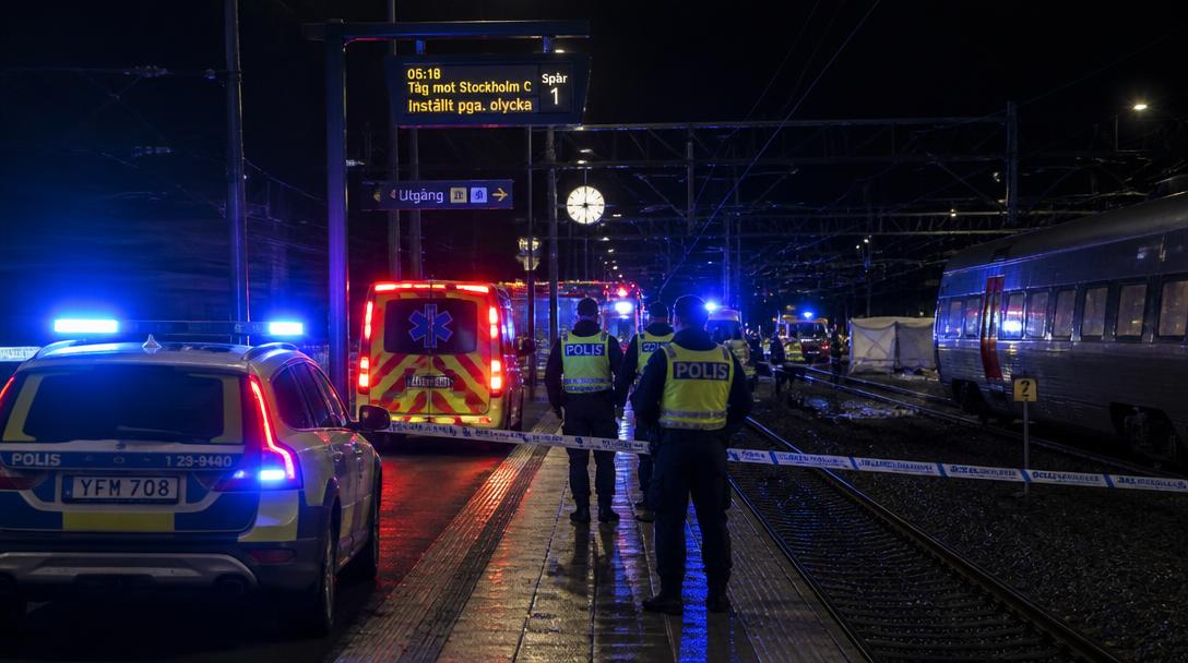 En person dog på Norrköpings centralstation efter att ha klättrat upp på tåg
