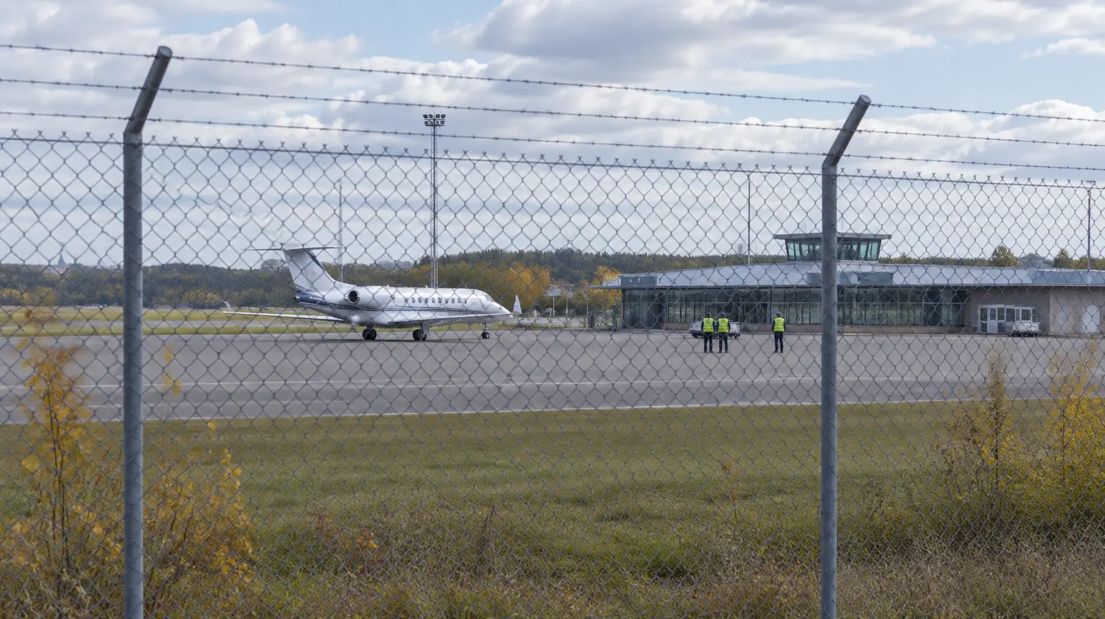 Fem gripna för sabotage efter aktivistprotest på Bromma flygplats