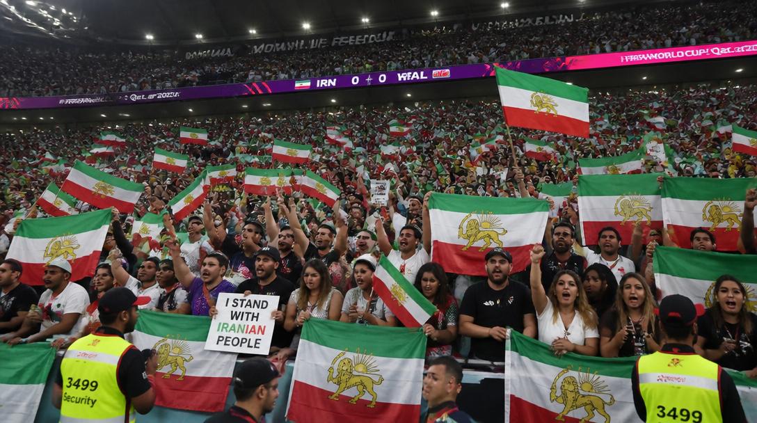 Förbjudna flaggor syntes på läktaren när Iran spelade VM-premiär