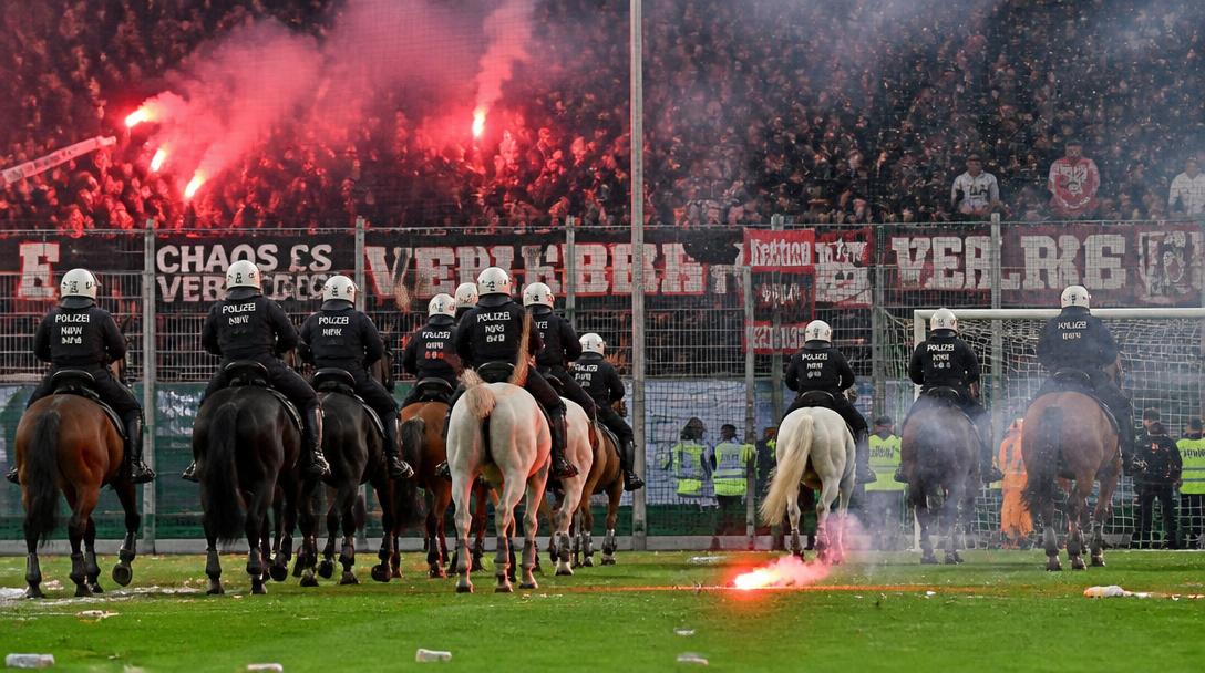 Kaos i tyska cupen – cirka 30 poliser skadades när Mannheim mötte Kaiserslautern