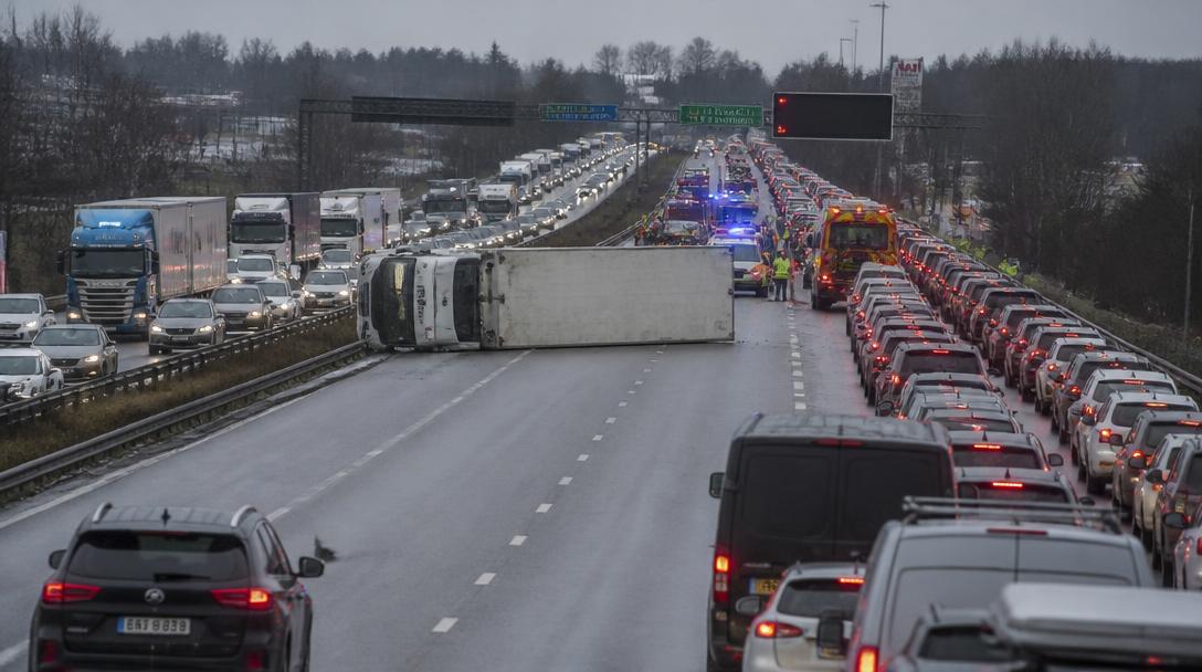 Lastbil välter på E18 – vägen avstängd i båda riktningar fram till kväll