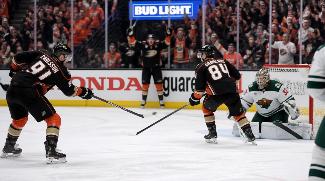 Leo Carlsson prickade tre assist i natt när Anaheim slog Florida