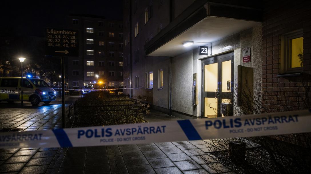 Man med livshotande skador efter balkongfall i Stockholm, två gripna för mordförsök