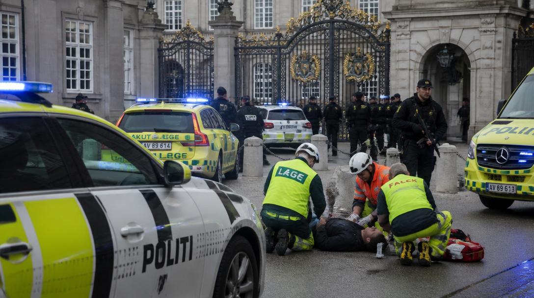 Man skjuten av polis utanför Kungliga slottet i Stockholm