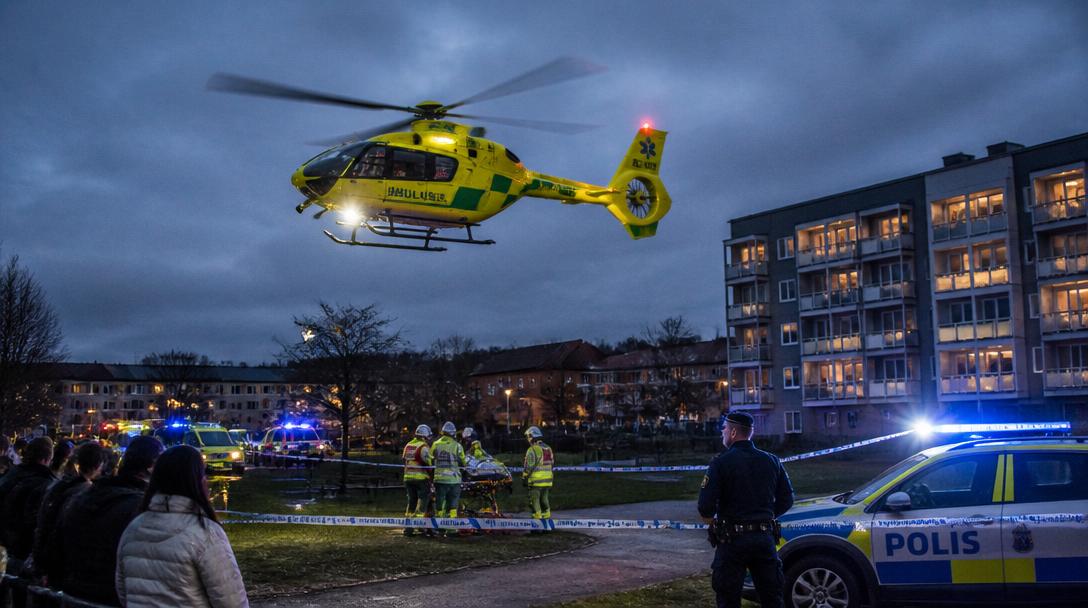 Man skjuten i Hässelby, förd till sjukhus med helikopter