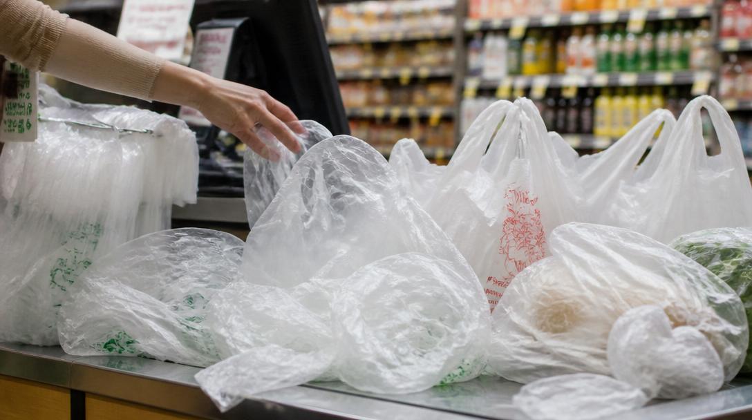 Plastpåsanvändningen i Sverige ökade med 20 procent under 2025