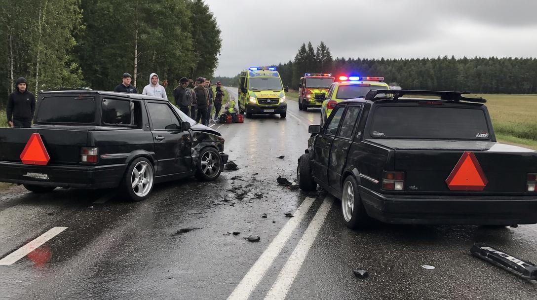 Sex personer till sjukhus efter krock mellan A-traktor och personbil utanför Vänersborg