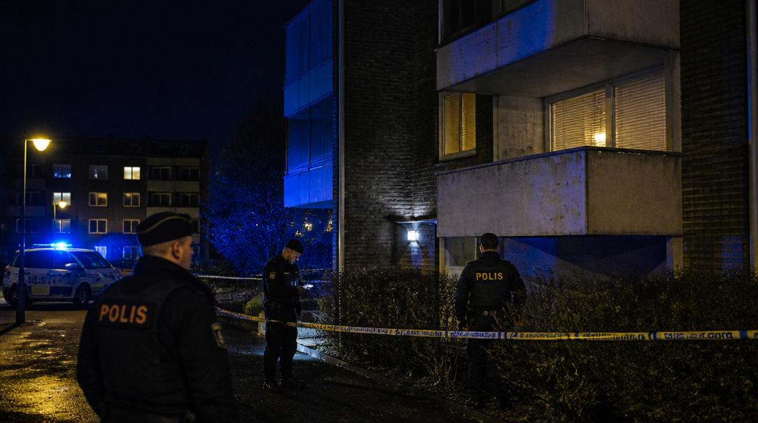 Skottlossning mot balkong i Upplands Väsby, barn och vuxna i lägenheten