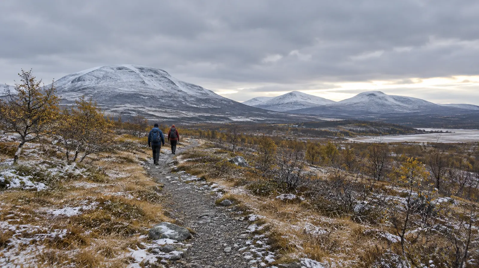Snö väntas i fjällen när högtryck och lågtryck delar Sverige