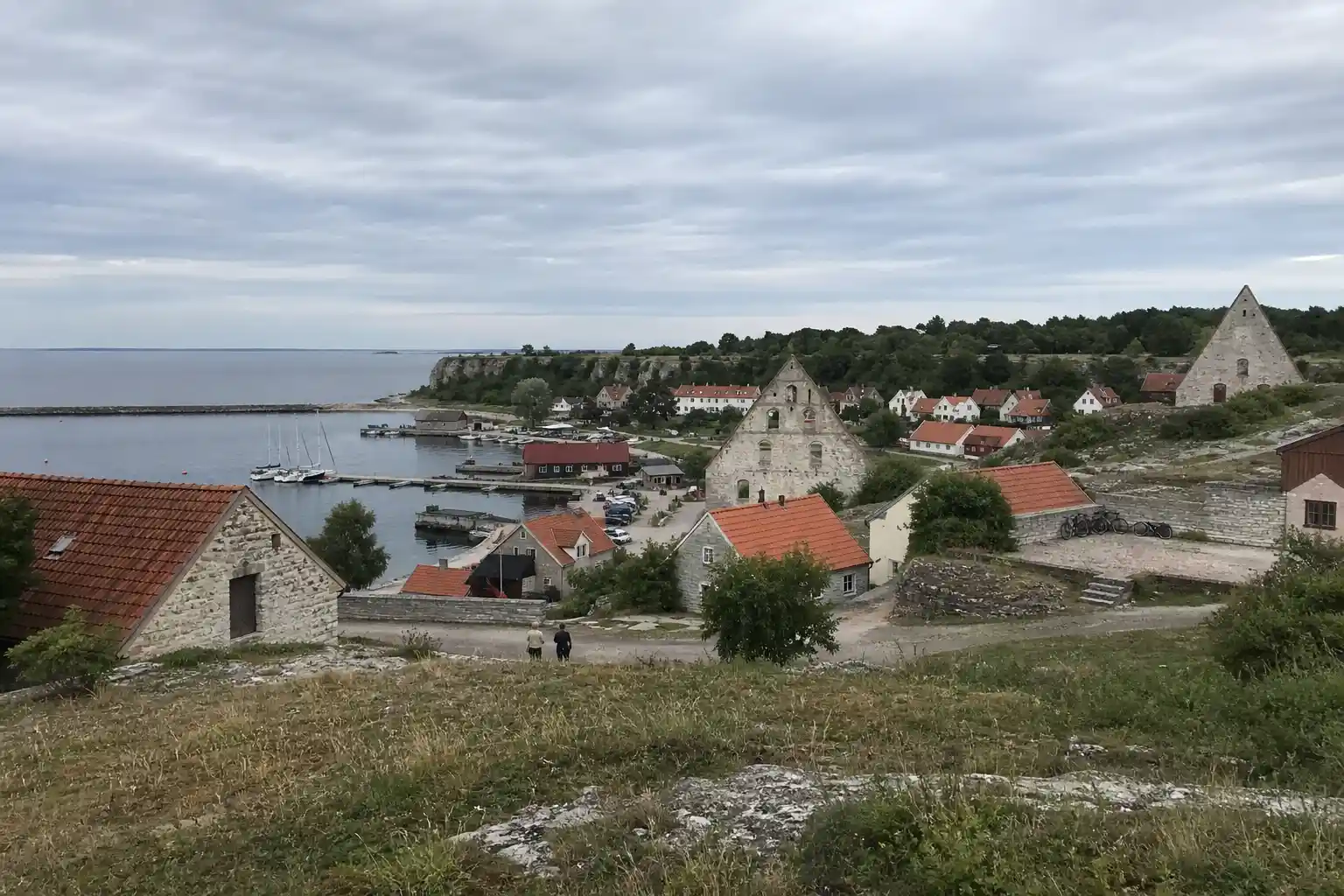 Utsikt över en lugn gotländsk hamnstad en sommardag, perfekt för stugsemester gotland.