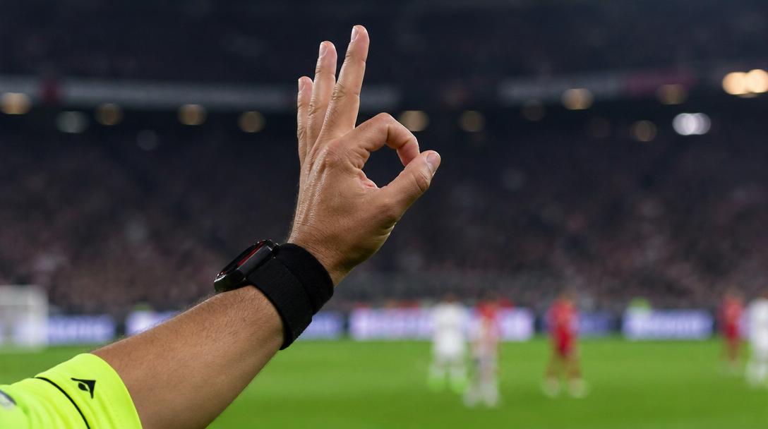 VM-domare anklagas för högerextrem gest i direktsänd match